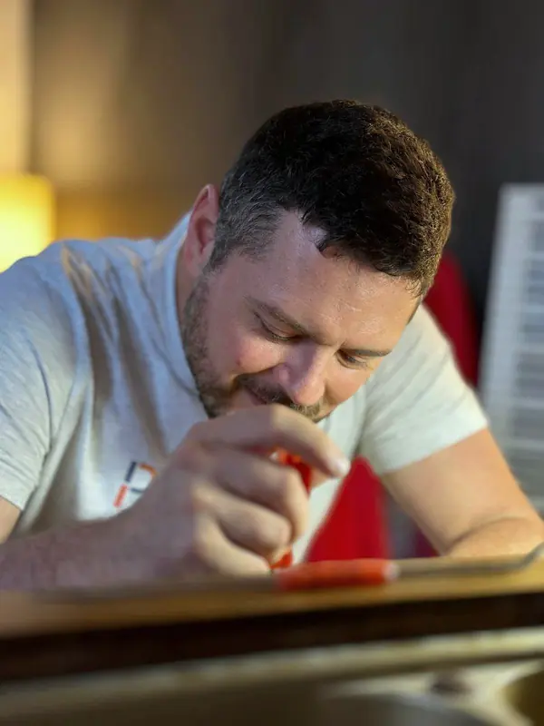Geoffroy Szirmay au travail sur une mécanique de piano