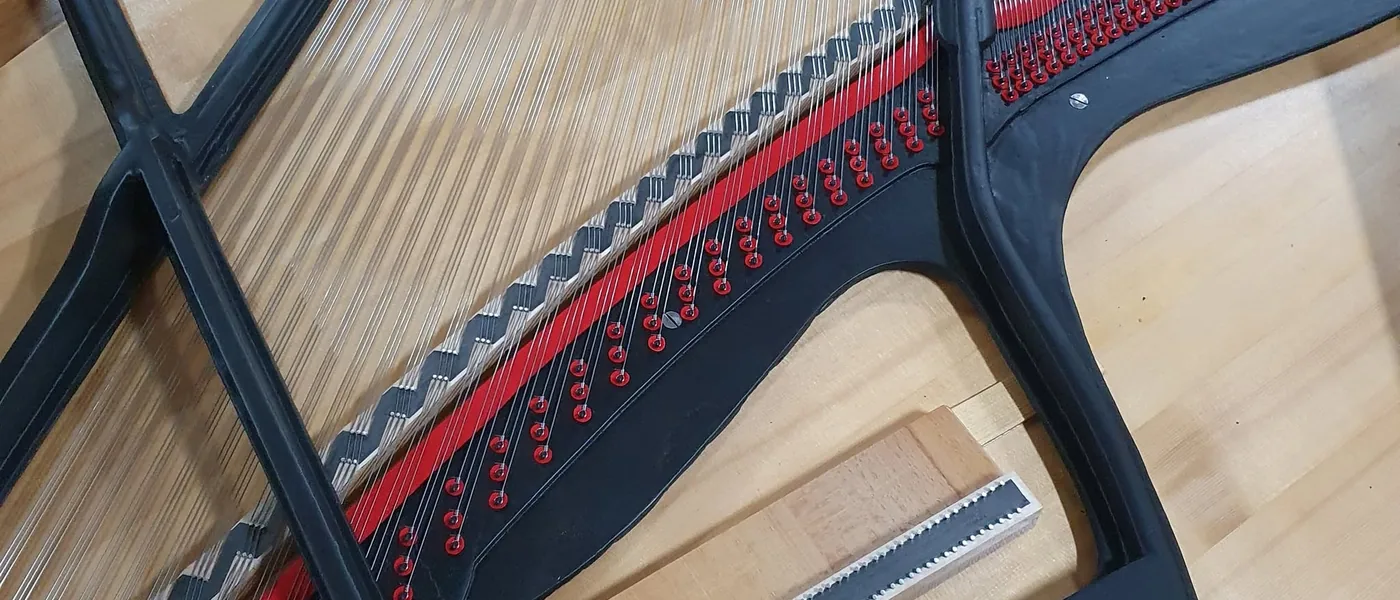 Cadre en fonte et cordes d'un piano à queue