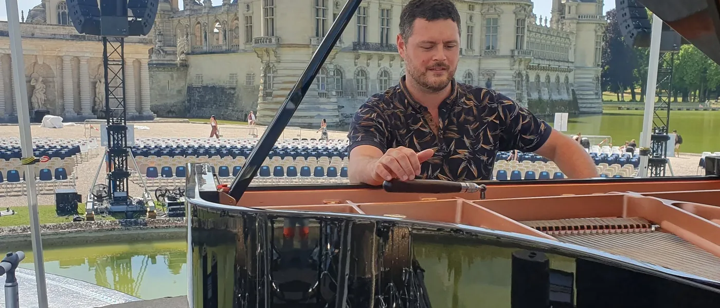 Geoffroy Szirmay à un piano à queue