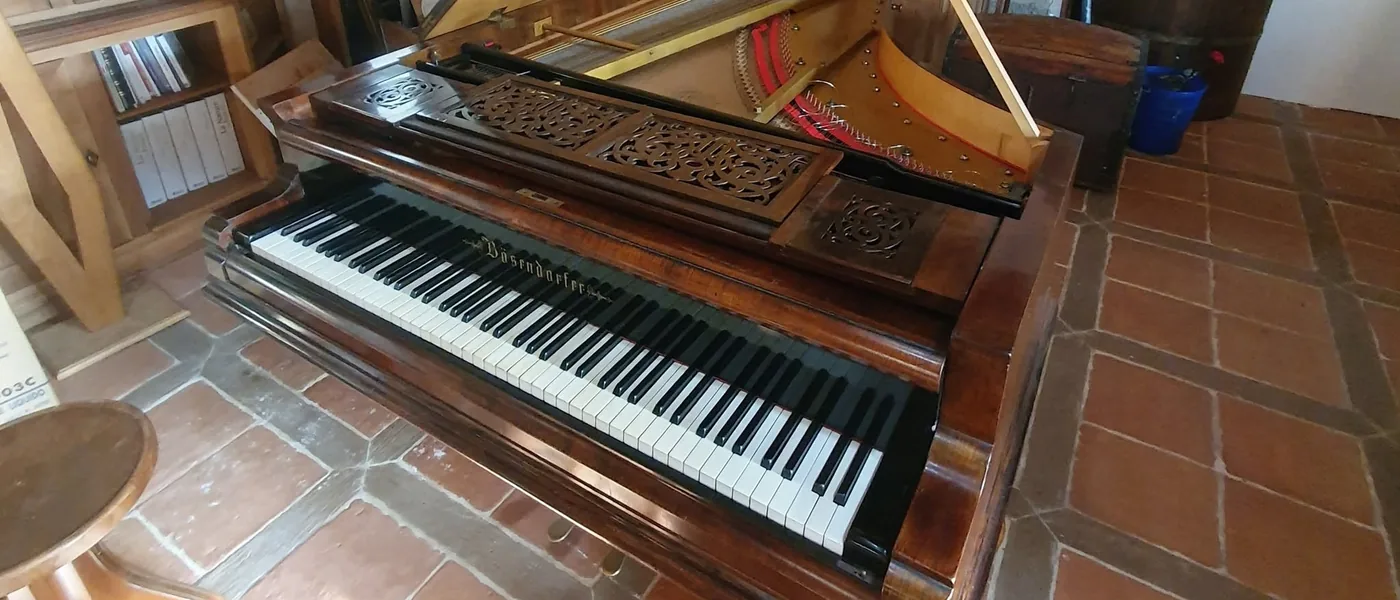 Piano à queue ancien dans un intérieur