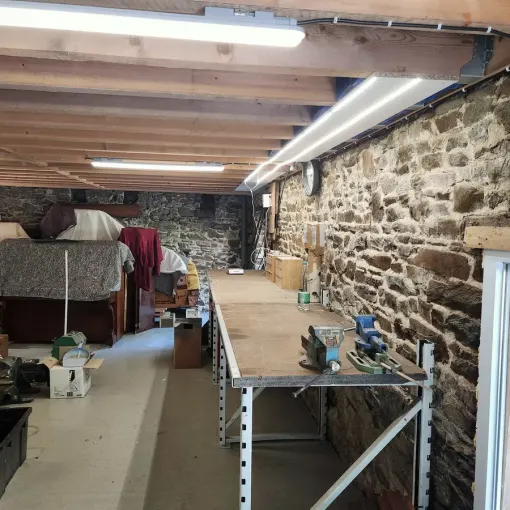 Établi de l'atelier le long d'un mur en pierre