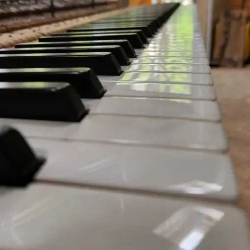 Clavier de piano démonté vu en enfilade