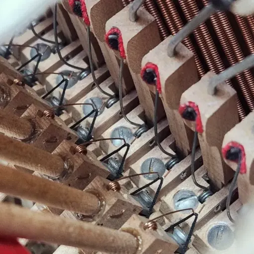 Détail des attaches et des ressorts d'une mécanique