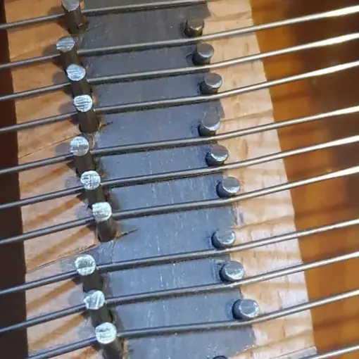 Cordes et étouffoirs d'un piano