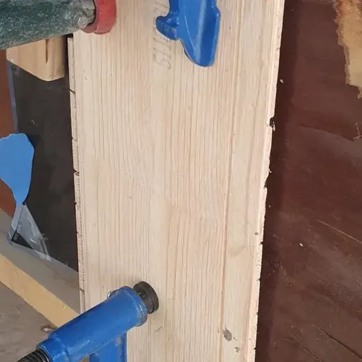 Meuble de piano en restauration, sous serre-joints