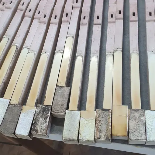Touches d'un clavier de piano à l'établi