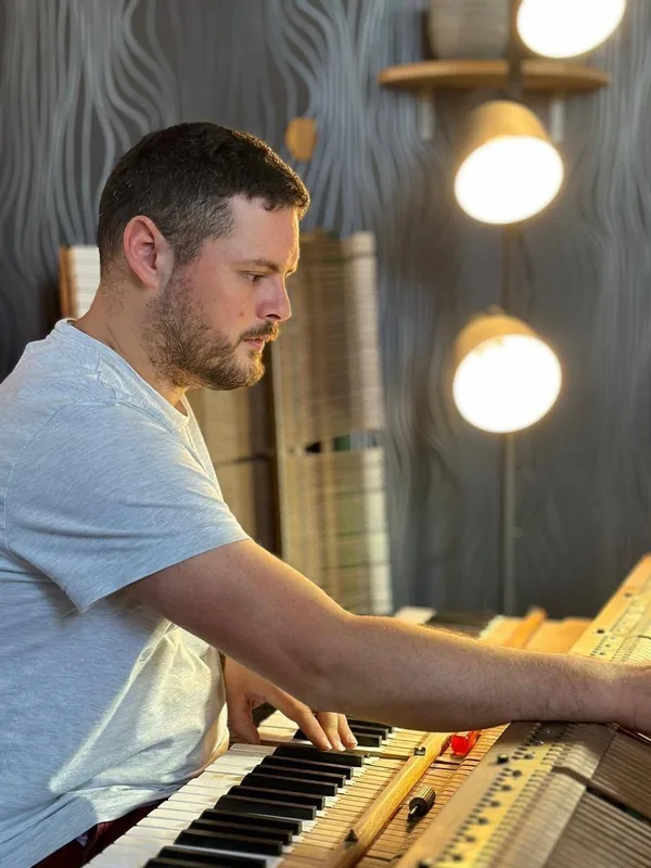 Geoffroy Szirmay au travail sur un piano