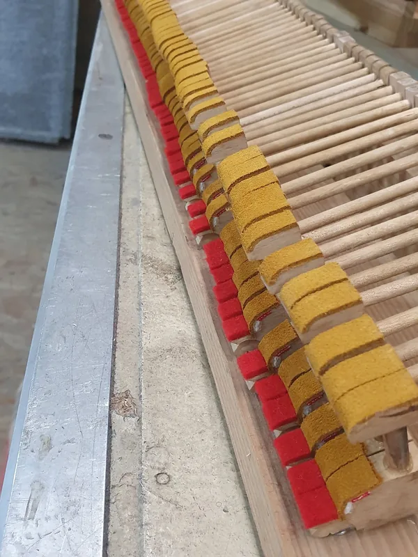 Marteaux d'une mécanique de piano, à l'atelier
